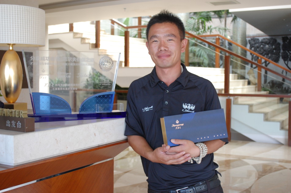 一位笑容满面的球手正从礼仪小姐手中接过印有芙蓉王标识的奢华礼盒，背景是典雅的高尔夫会所。