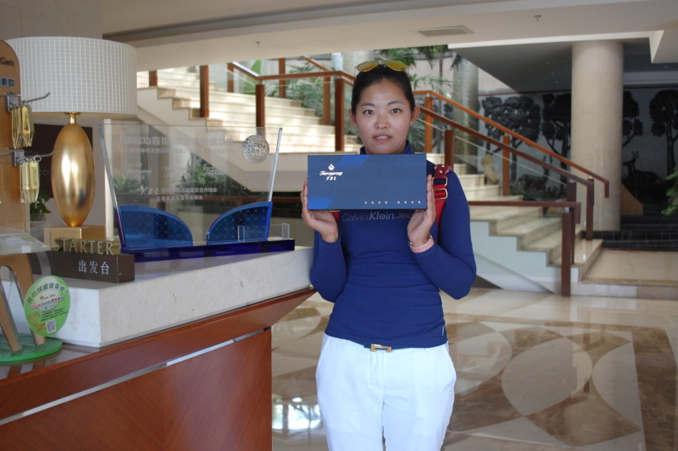 绿草如茵的球道上，几位球手正在轻松愉悦地交流，身后是整齐摆放的球包和高尔夫球车，构成一幅悠闲的球场社交图景。