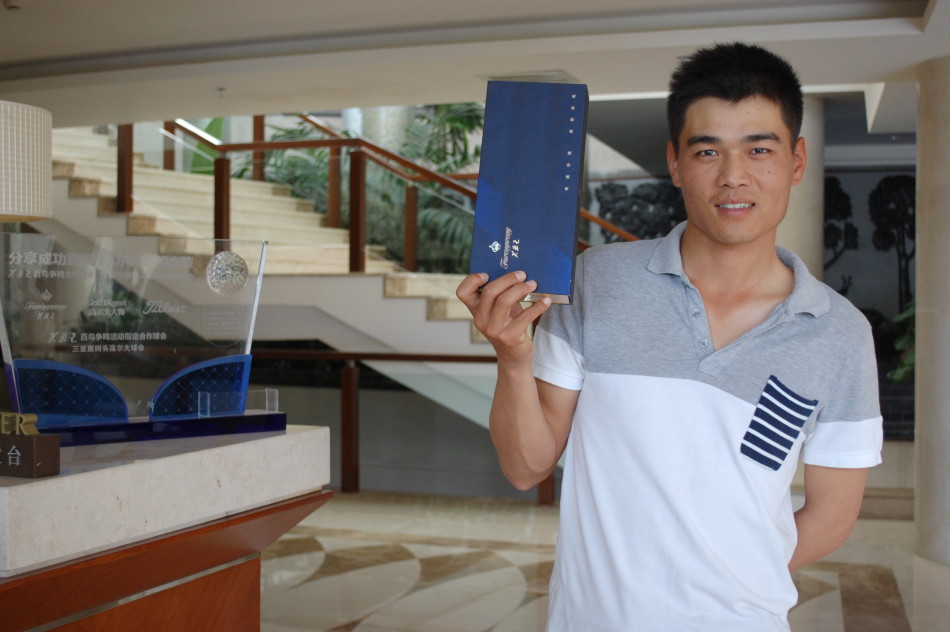 特写镜头下的芙蓉王百鸟争鸣礼盒，包装精致奢华，与洁白的高尔夫球并置，尽显高端品质。