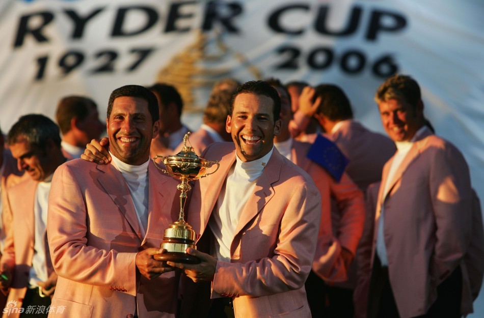 加西亚在练习场专注练球，夕阳为他的身影镀上一层金色的轮廓