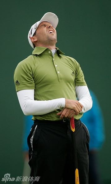 加西亚在莱德杯赛场上振臂高呼，身后是欢呼的欧洲队队友和沸腾的观众