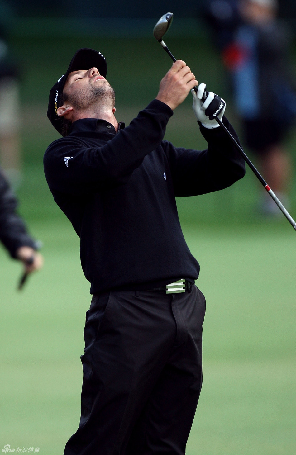 加西亚在比赛中露出自信的侧脸，目光如炬望向远方果岭