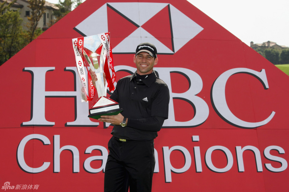 加西亚身披绿夹克高举大师赛奖杯，笑容灿烂如奥古斯塔的阳光