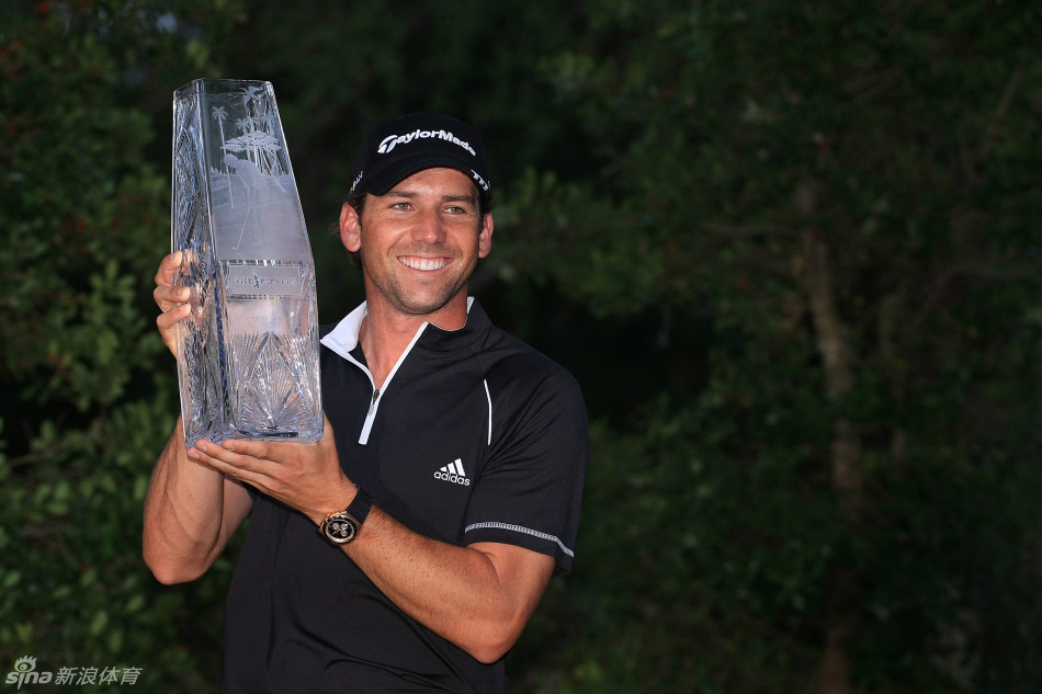 雨中加西亚凝神推杆，水滴从他的帽檐滑落，表情专注而坚毅