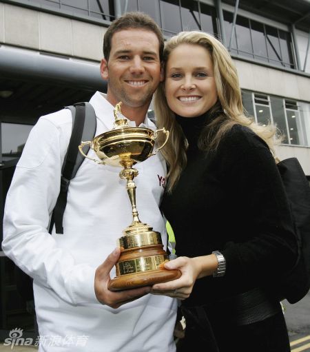 年轻加西亚在树林中潇洒挥杆，目光追随着小白球划破长空的轨迹