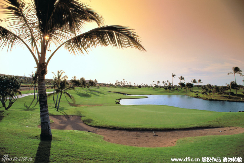 特朗普国家多拉尔高尔夫俱乐部的‘蓝色怪物’球场，碧水环绕的果岭与沙坑在阳光下构成一幅色彩鲜明的竞技图景。