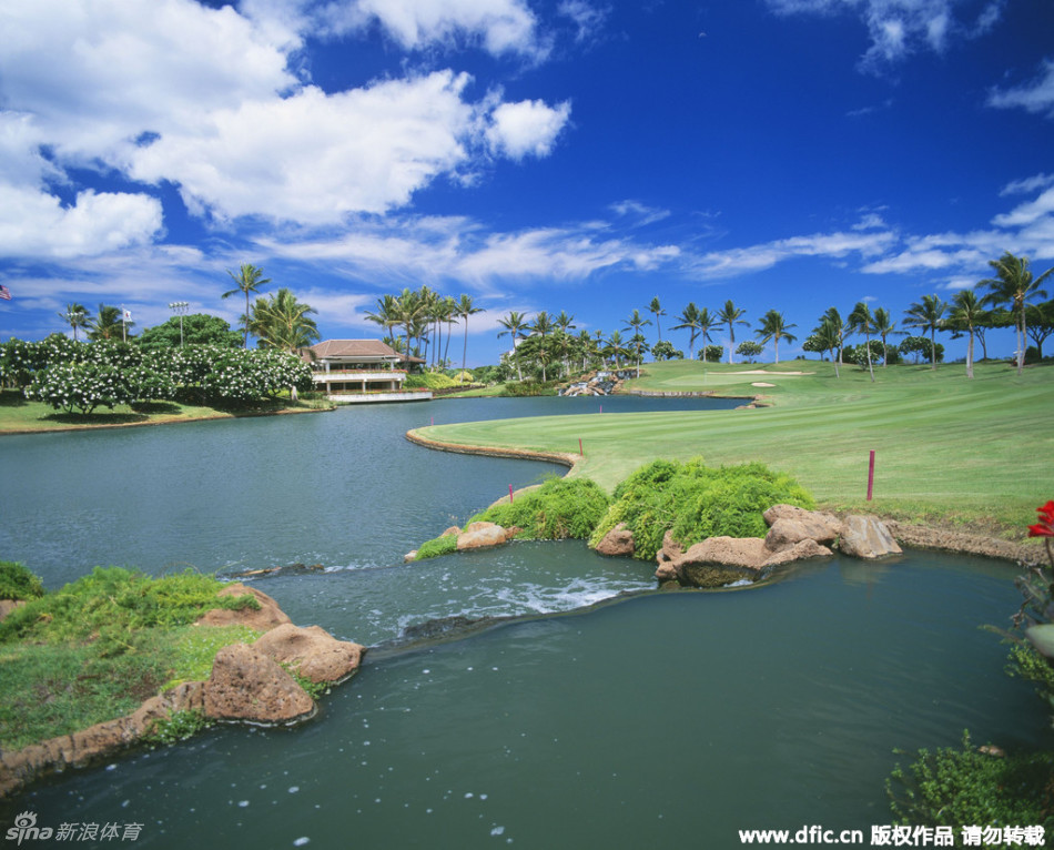 清远狮子湖月球球场的丹霞地貌全景，赭红色的山岩与翠绿的球道形成强烈对比，宛如置身外星秘境。