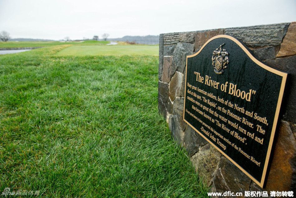 大柏树高尔夫球俱乐部宁静的清晨，晨雾弥漫在湖面与球道之间，构成一幅静谧而富有禅意的高尔夫水墨画。