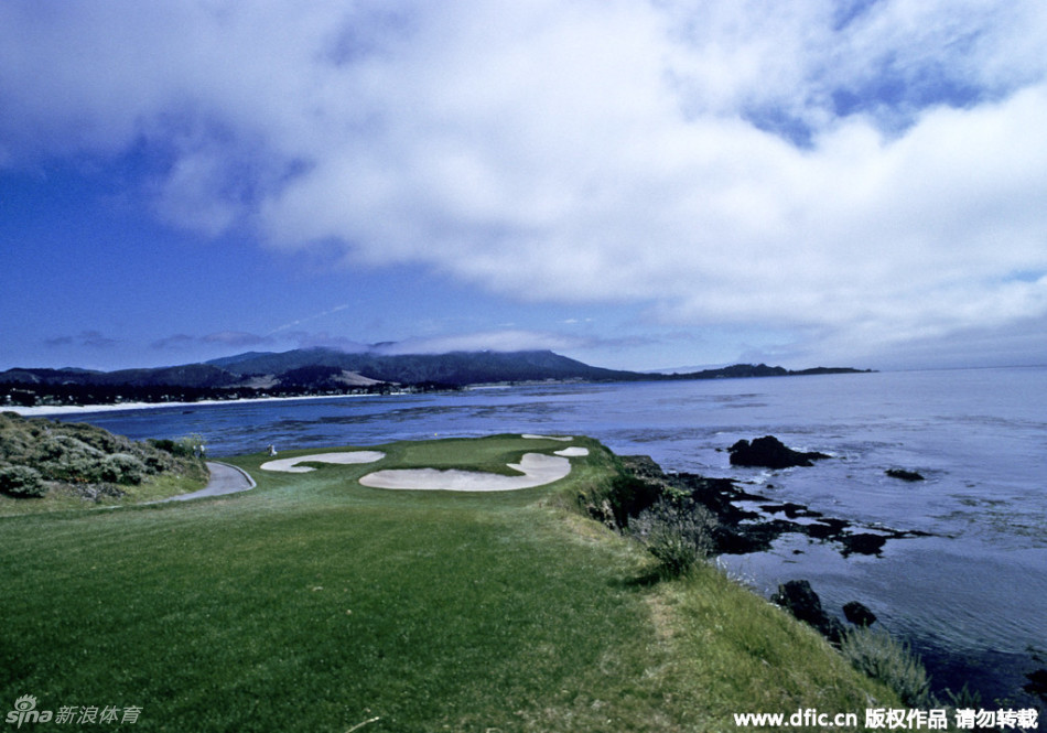 贝斯佩奇黑球场气势恢宏的开球场景，巨大的观众看台环绕，彰显出美国公开赛级别球场的磅礴气势与竞技压力。