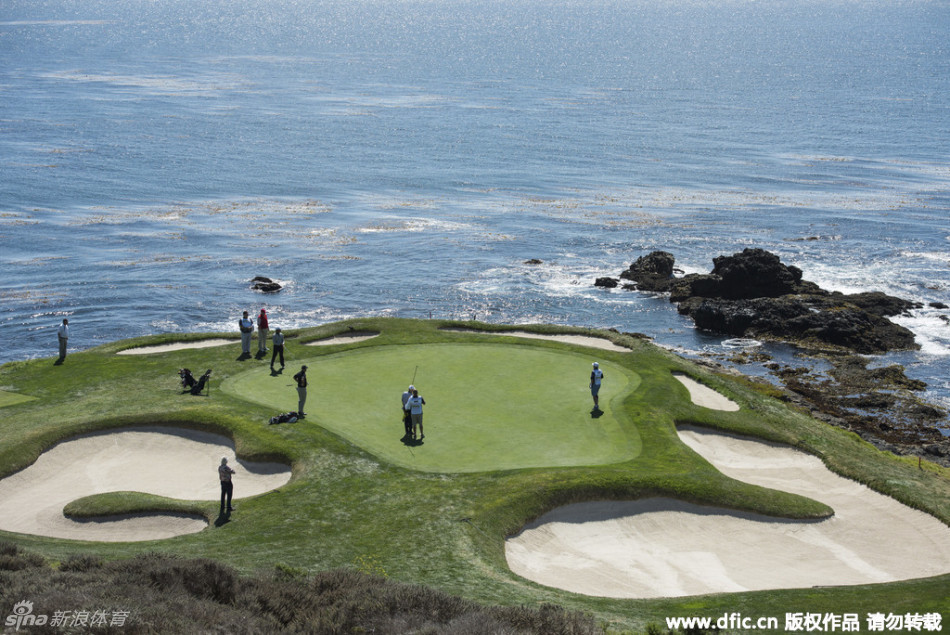 自由国家高尔夫俱乐部与纽约曼哈顿天际线隔河相望，现代都市的繁华背景为绿色运动增添了独特的都市律动感。