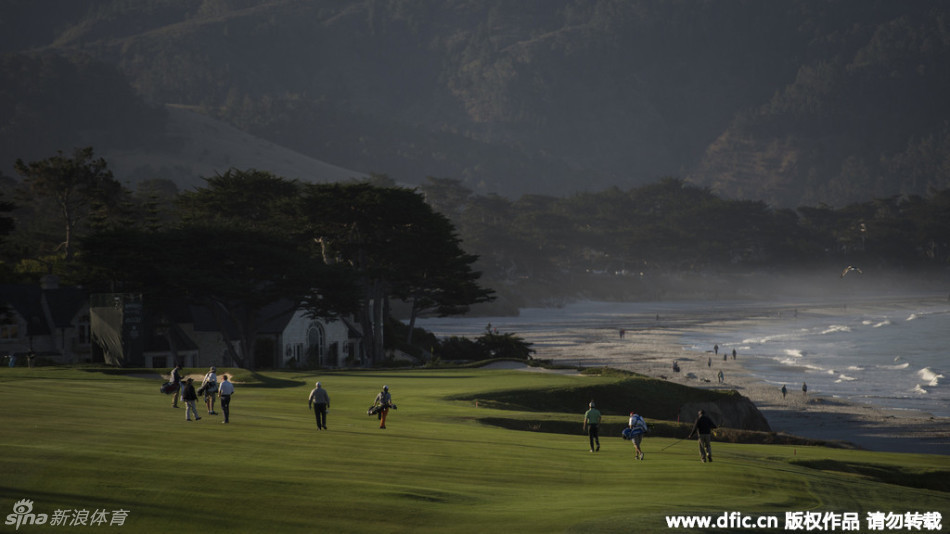 奥古斯塔国家高尔夫俱乐部第12洞金钟花盛开的经典春景，清澈的雷氏溪守护着果岭，宁静中蕴含着大师赛史上最著名的风险与抉择。