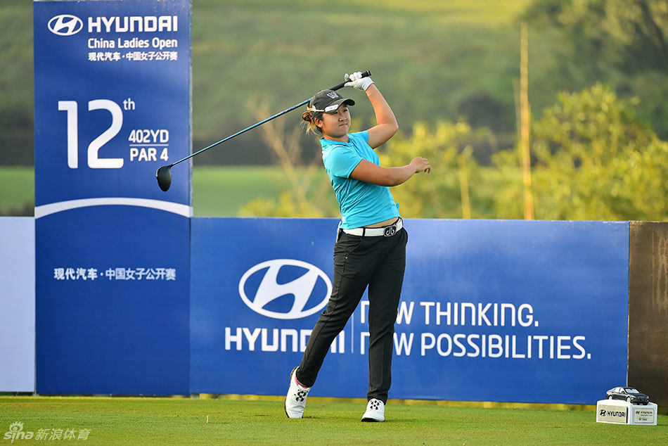 一位球员正侧身准备击球，姿态标准而优美，身后的赛场环境凸显了比赛的正式与专业性。