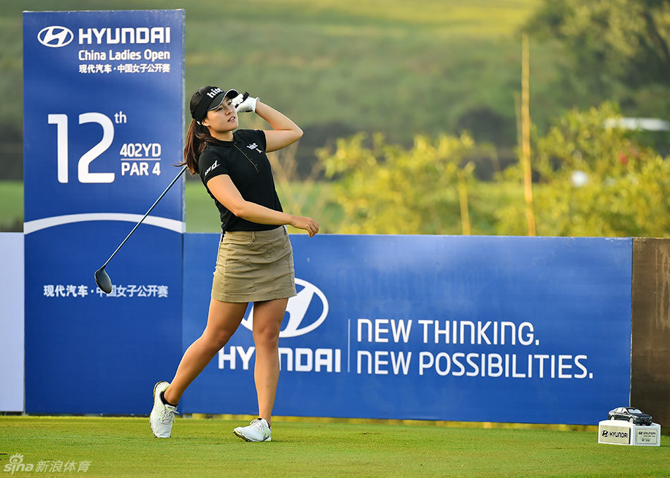 选手在果岭上屈膝仔细观察草纹与球线，那份极致专注的神情，体现了高尔夫运动对细节的严苛要求。