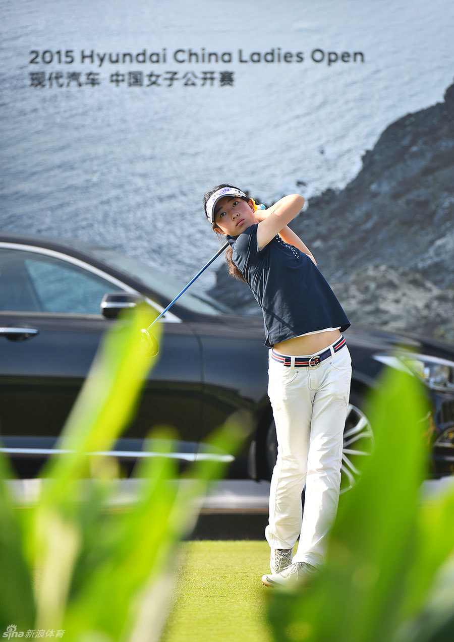 2015年现代汽车中国女子公开赛的赛场全景，绿茵之上球员们正专注比赛，赛事氛围庄重而热烈