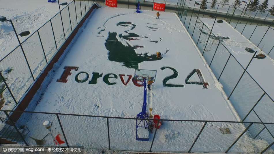 吉林大学生雪中作画致敬科比
