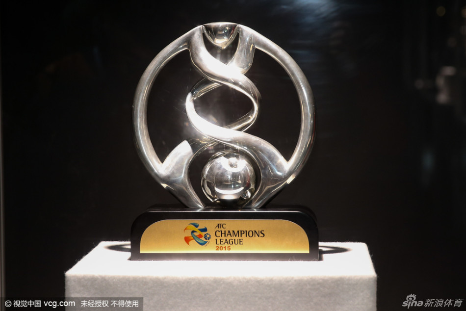 横滨球场展示出奖杯球衣恒大受关注