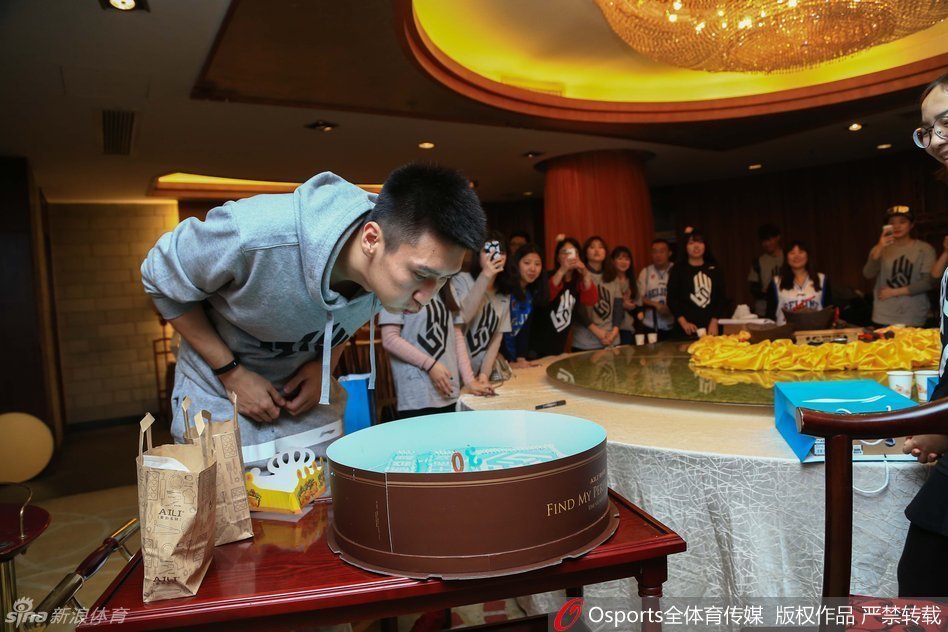 孙悦开心地对着镜头比出胜利手势，妻子陈露将脸轻轻靠在他的肩头，画面俏皮又甜蜜