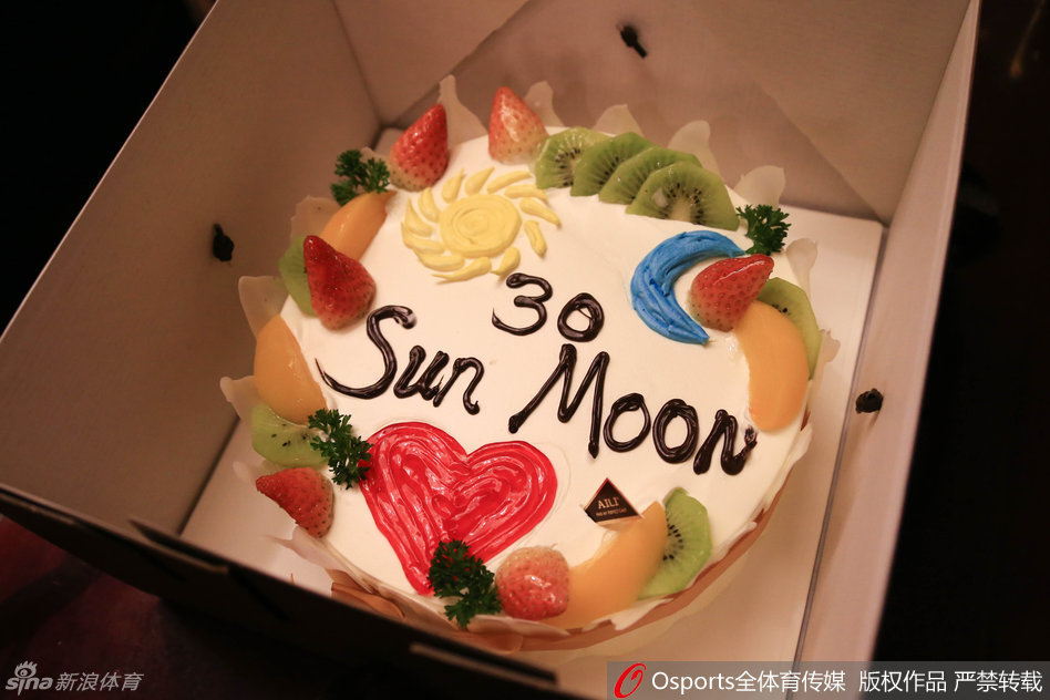 陈露在生日会上被朋友们簇拥，手捧鲜花，笑容灿烂，显得格外幸福和满足