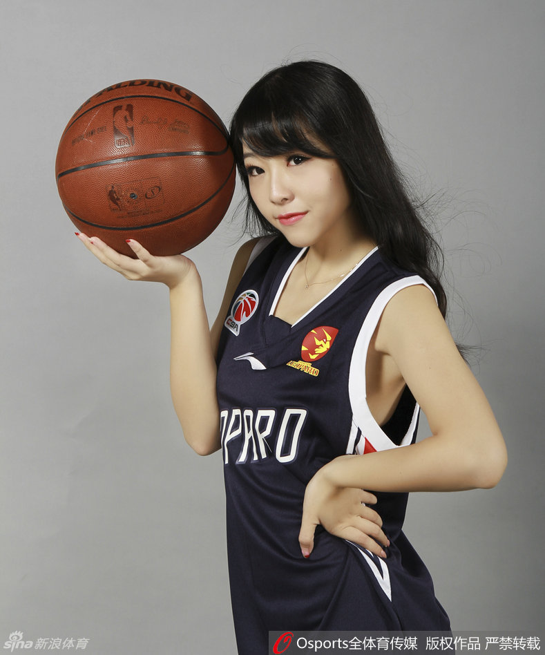 动感瞬间，长发飞扬，篮球宝贝用最灿烂的笑容和最优美的舞姿，将赛场变成欢乐的海洋。