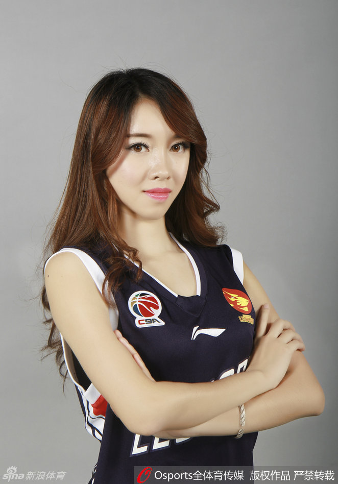 青春的气息扑面而来，篮球宝贝们手搭着手，团结一心，用最饱满的热情宣告：深圳，必胜！