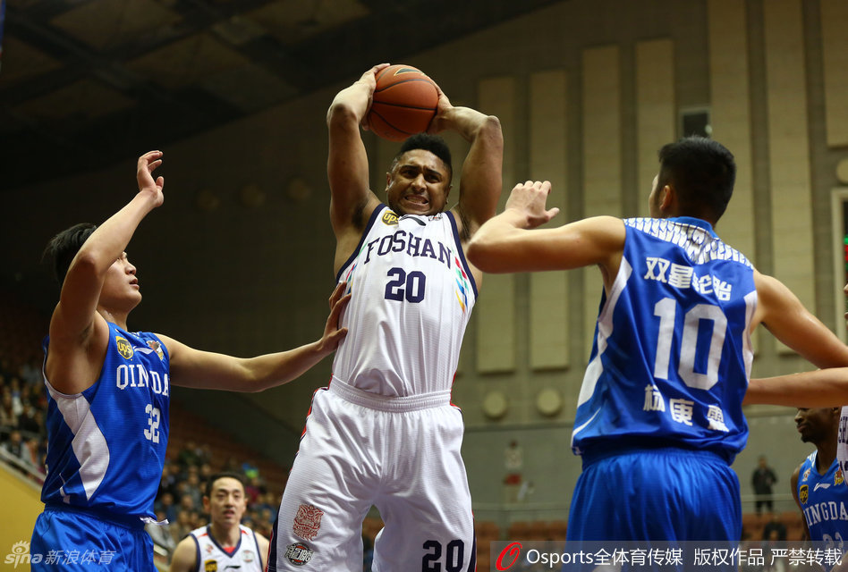 青岛队外援吉布森在重围之中高高跃起，眼神坚毅地投出那记决定胜负的关键三分球，皮球划破空气，直坠网窝。