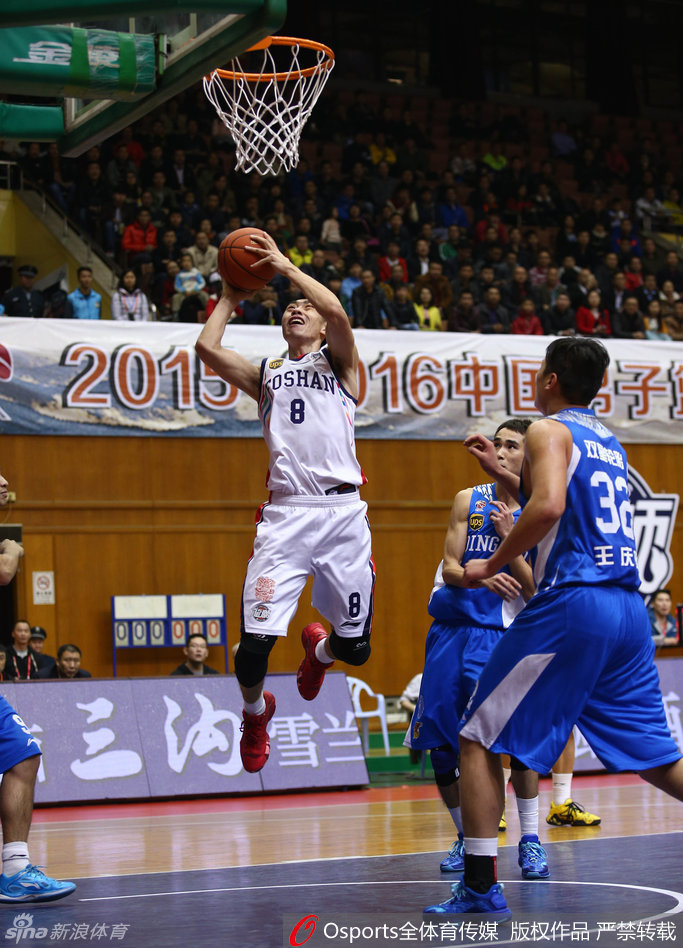 佛山队鞠明欣如利刃般强行突破青岛队的防线，他压低重心，速度极快，眼神中透露出强烈的攻击欲望。