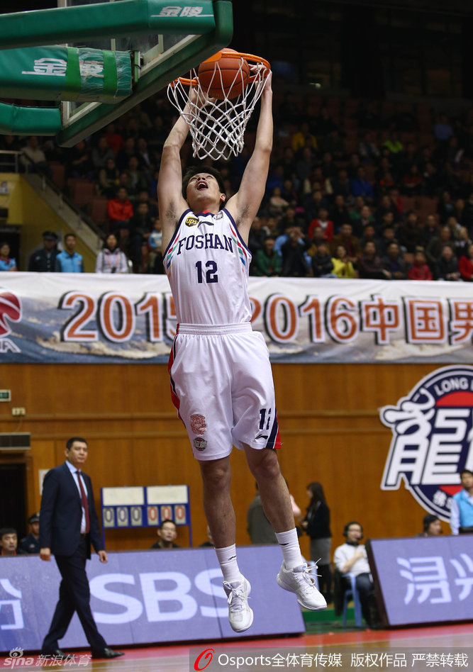 任骏威接队友传球后，如晴空霹雳般完成势大力沉的单手灌篮，整个篮架都在他的力量下微微颤抖。