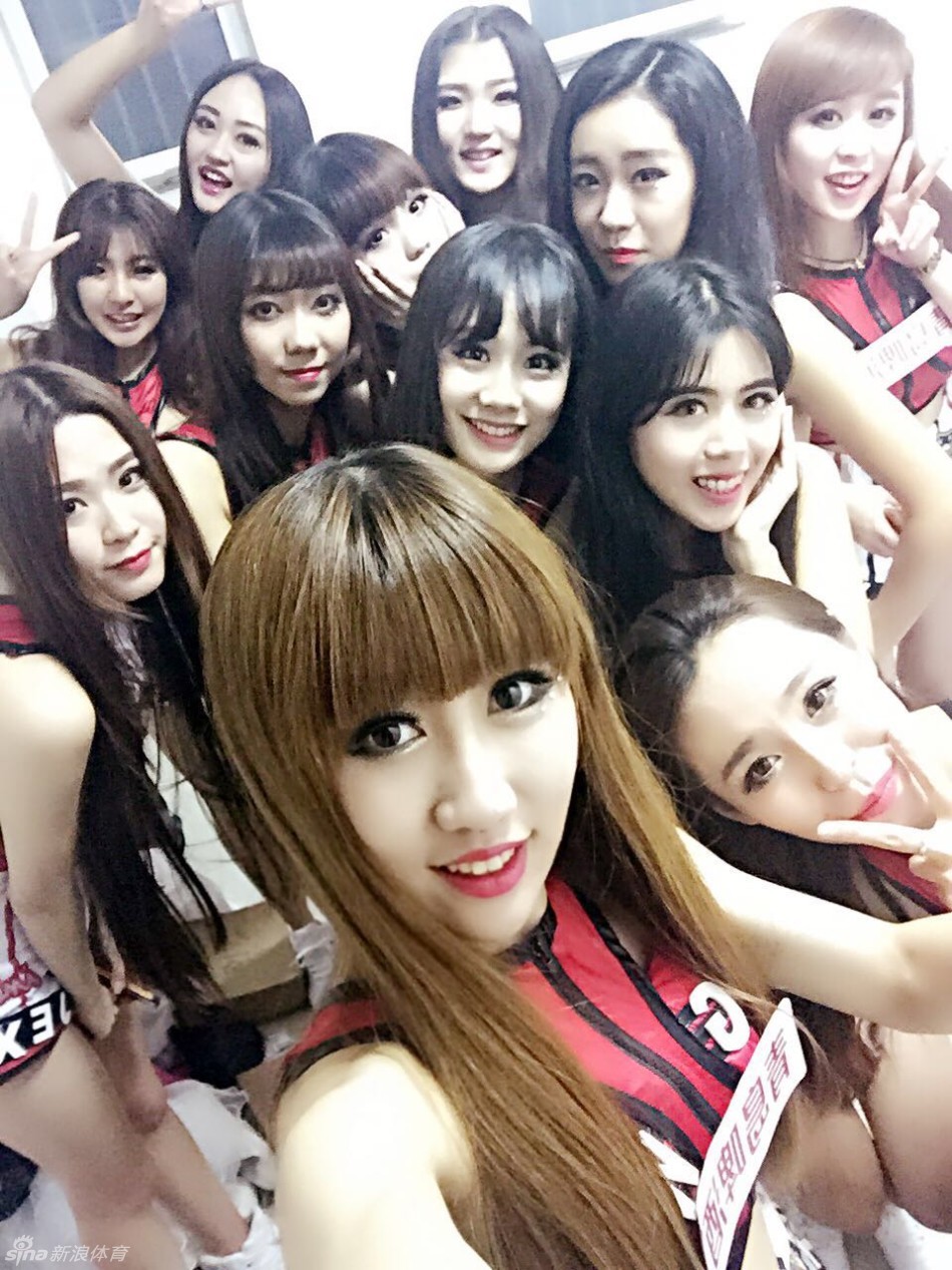 美晴子Fiona慵懒斜倚在窗边，午后阳光洒在脸庞，恬静唯美。