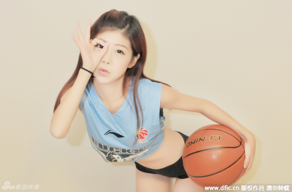 清纯可人的首钢篮球宝贝，身披白色应援衫，眼神中透露出对北京首钢将士们的无限期盼，仿佛在用无声的言语为球队加油打气。