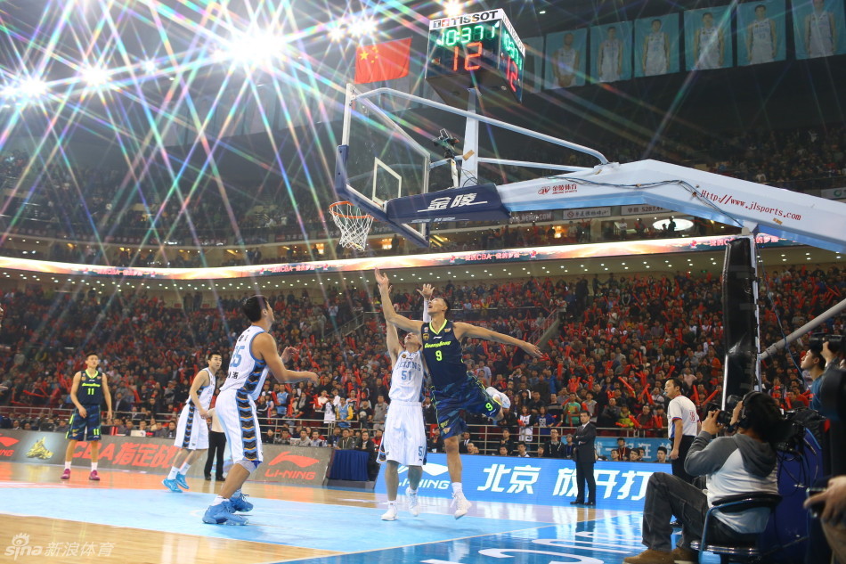 陈江华加速突破，动作迅捷如闪电，他压低重心运球穿越北京队的防线，展现出出色的控球技术和突破能力，是广东队撕开防守的一把利刃。