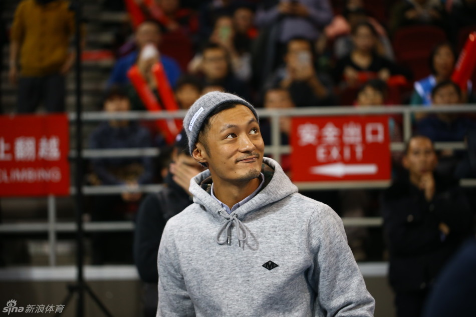 散场后，余文乐戴上了帽子，与麦克隋并肩走向场外。麦克隋对着镜头露出标志性的笑容，两人轻松的步伐显示出他们度过了一个愉快的篮球之夜。