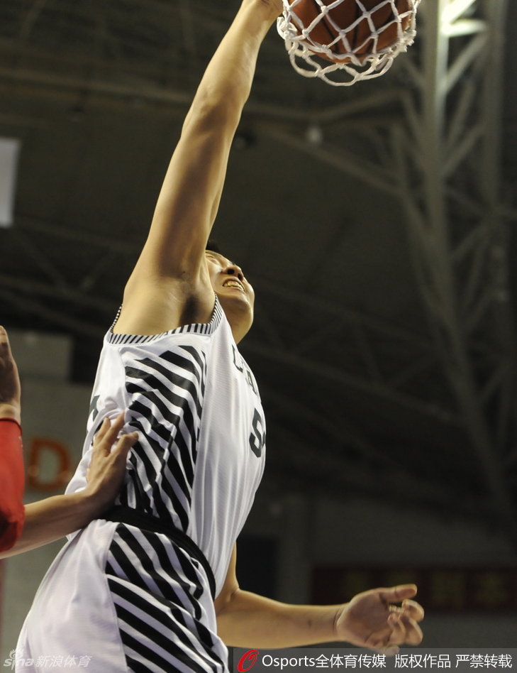 巨无霸韩德君内线要位成功，接球后无视防守，直接原地起跳单手劈扣，展现了绝对的篮下统治力。