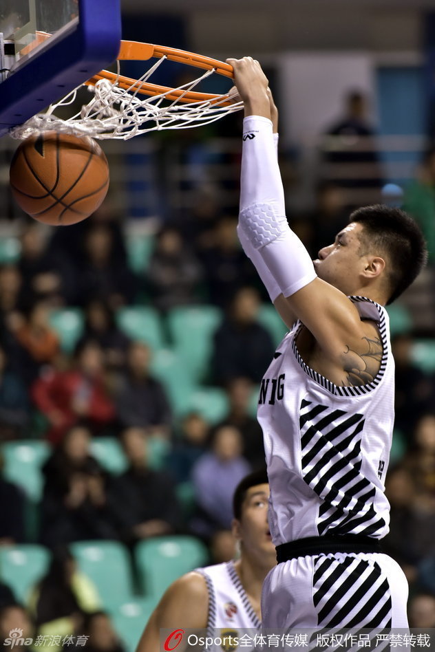 贺天举高高跃起，完成一记势大力沉的单手劈扣，整个人的身体在空中几乎平行于地面，充满暴力美学。