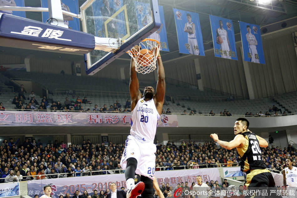 奥登在江苏队内线高高跃起，用一记势大力沉的双手暴扣肆虐篮筐，展现出昔日内线霸主的统治力