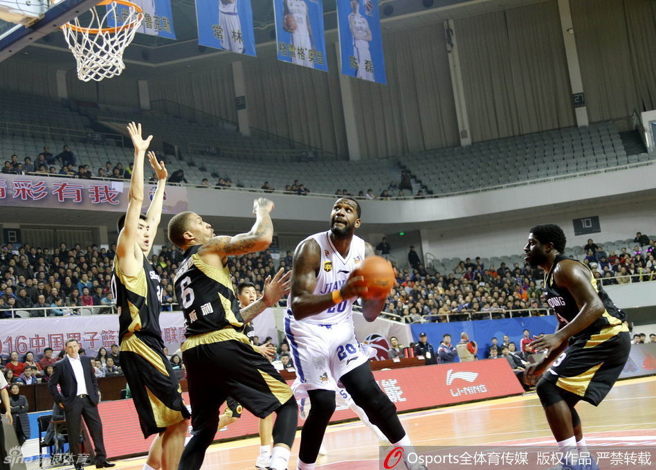 奥登在两名防守球员的包夹缝隙中强行起身上篮，展示其强大的核心力量和篮下终结能力