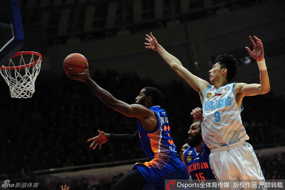 青岛队核心哈达迪在对方内线群中高高跃起，犹如泰山压顶般完成双手大力灌篮，整个篮筐都在颤抖。