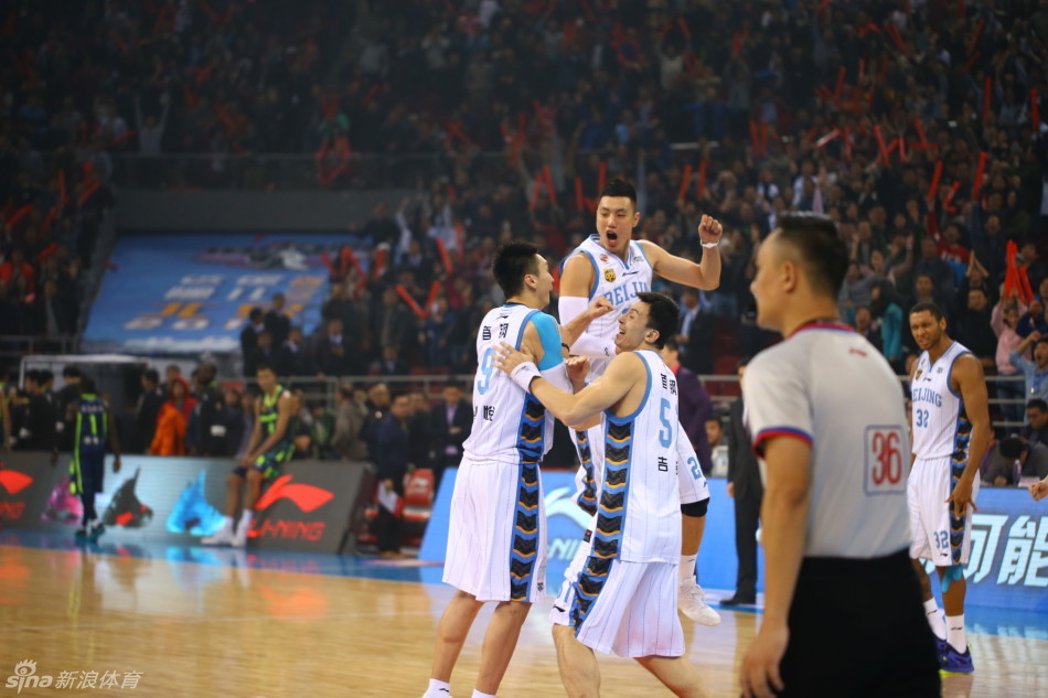 拜纳姆持球全力突破，试图摆脱孙悦的贴身紧逼，两人身体对抗激烈，孙悦的手臂紧紧贴着拜纳姆，展现了这场比赛外线防守的白热化程度。