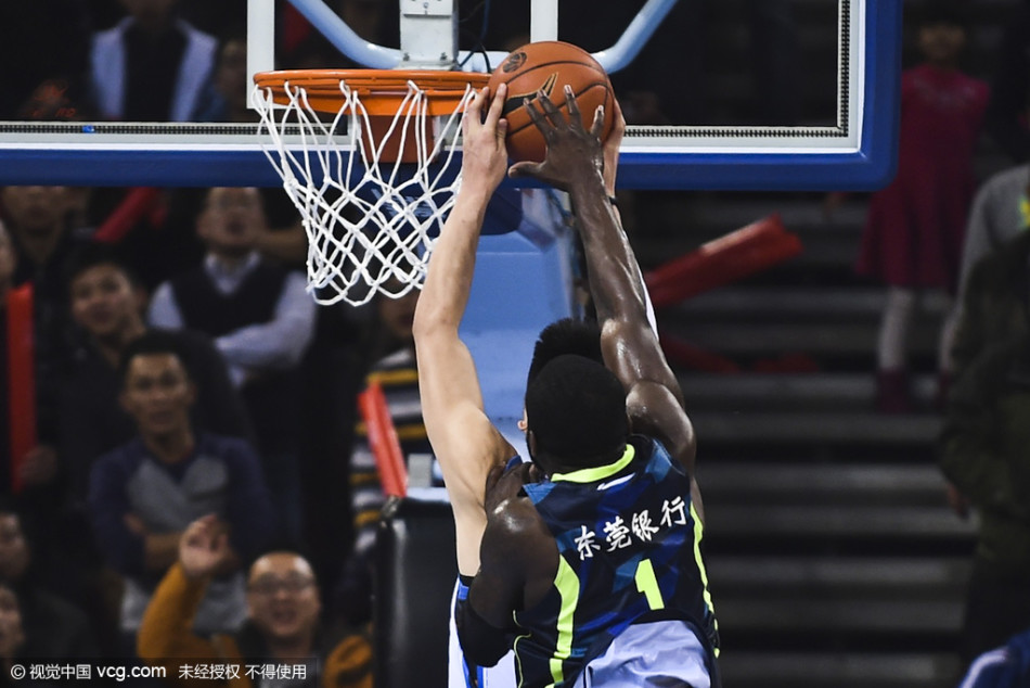 马布里持球面对防守，眼神专注而坚定，标志性的运球姿势显示出他作为球队领袖的绝对掌控力，准备随时发动致命一击。