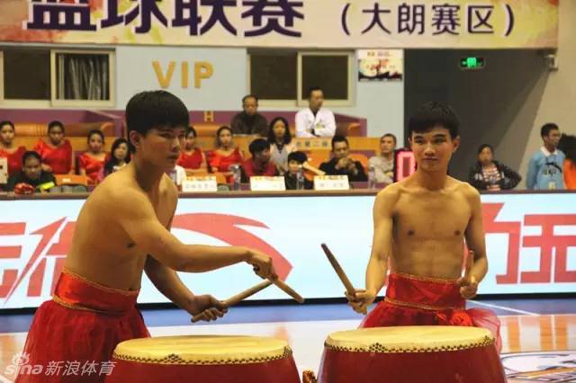 两位身着红衣的听障少年目光坚毅，他们用力挥动鼓槌，敲响面前的大堂鼓，鼓槌落下的瞬间仿佛有千钧之力。