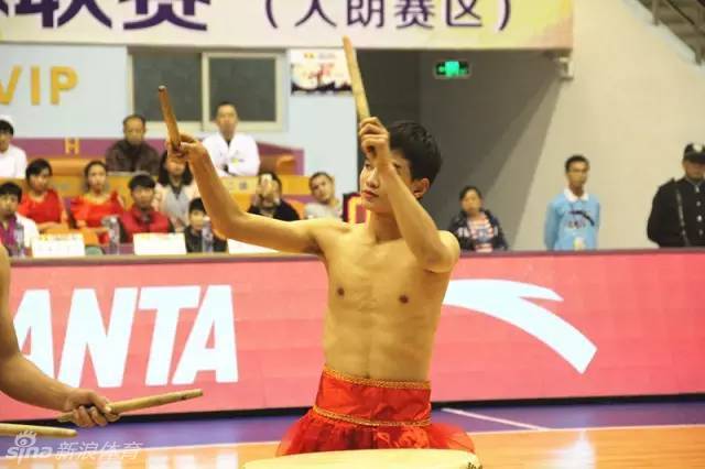 几名穿着粉色舞蹈服的女生在舞台上翩翩起舞，她们的眼神专注而明亮，手中的扇子如同翻飞的蝴蝶，尽管听不到掌声，但她们脸上依然绽放出自信灿烂的笑容。