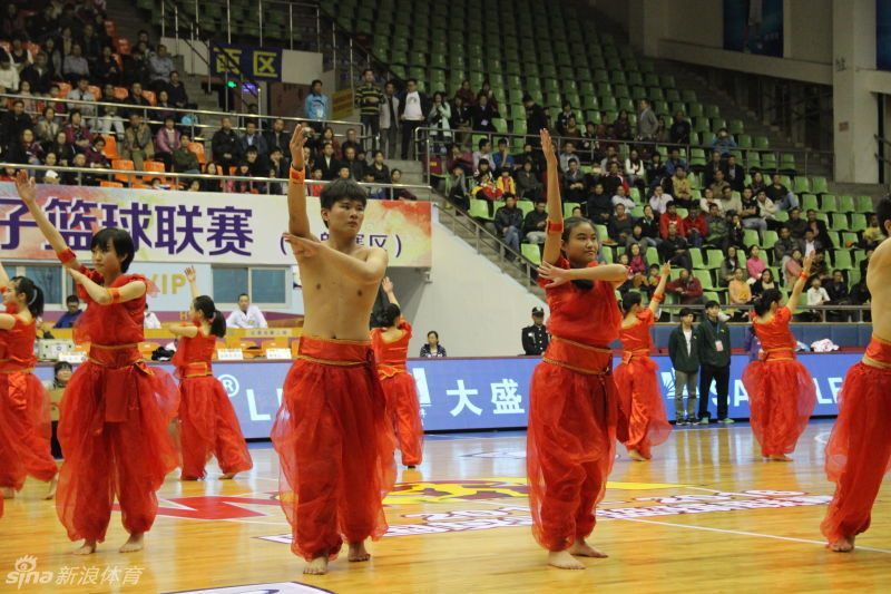 表演结束后，全场观众自发起立，为这些特殊的演员们竖起大拇指，孩子们激动地拥抱在一起，用手语互相表达着喜悦和感谢，场面温馨感人。