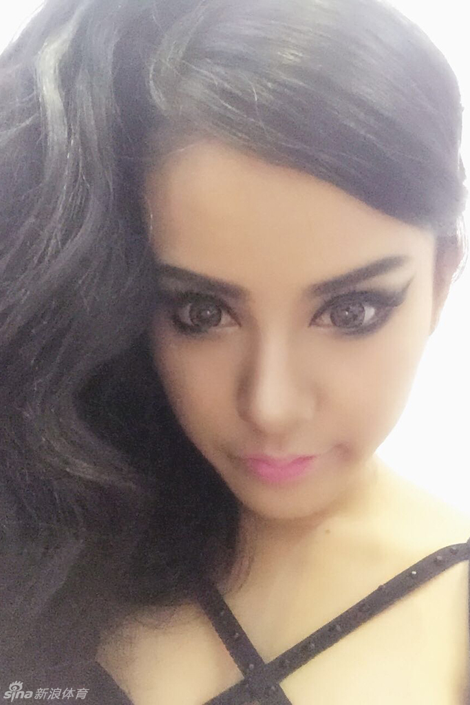 身着时尚休闲装的她，举手投足间散发着都市女性的独特魅力。光影交错之下，那双会说话的眼睛仿佛在诉说着赛场之外的故事，展现了其酷似佟丽娅的另一种风情。