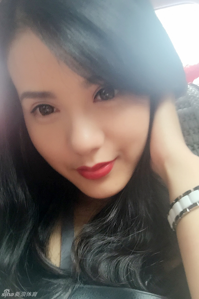 在这张充满时尚感的写真中，她眼神坚定地看向镜头，精致的妆容和独特的气质完美融合。无论是眉眼之间的神态，还是嘴角微微上扬的弧度，都将那份神似佟丽娅的美丽定格成了永恒。