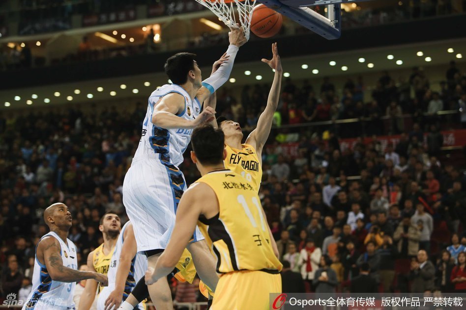 马布里在人群中轰然倒地，他死死将篮球抱在怀中，身边的北控队员试图合力抢断，地板上几人搅作一团，瞬间点燃了球场的火药味。