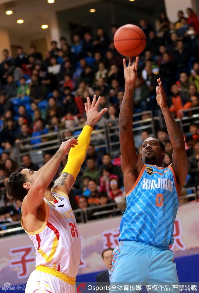 兰姆在新疆队的内线翻江倒海，只见他高高跃起，在空中稳稳接住传来的皮球，仿佛要将整个篮筐揽入怀中，霸气十足。