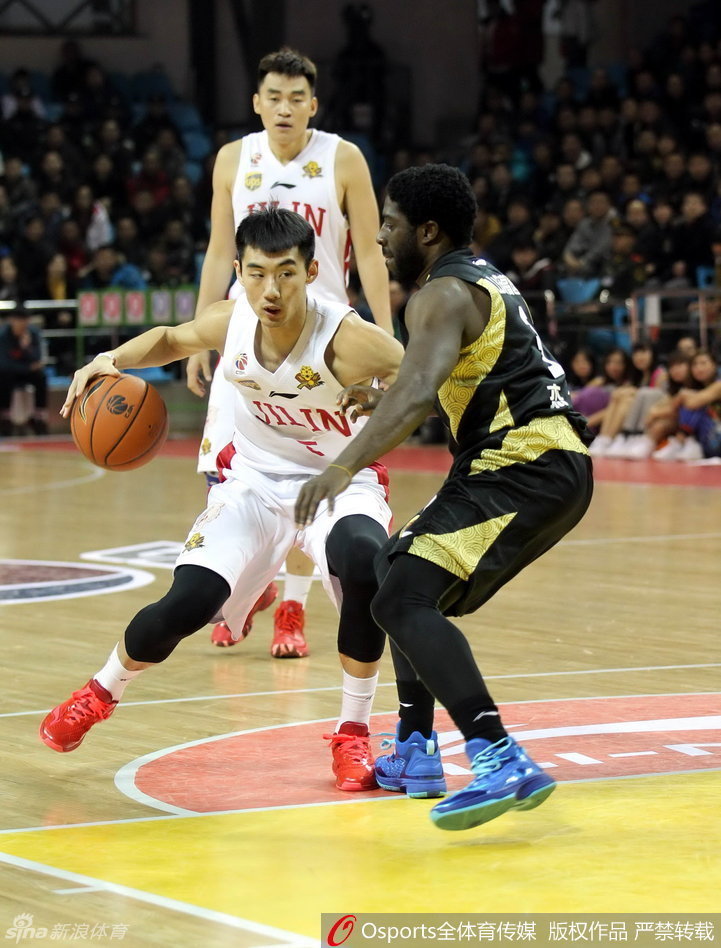 篮下强打！山东队陶汉林在吉林队多人围堵下依然强行起跳，他利用宽厚的身体卡住位置，硬生生地将球放入篮筐，展现了极强的内线统治力。