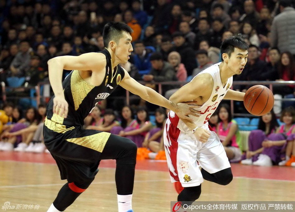 王治郅在赛前热身中神态轻松，标志性的勾手投篮引来场边观众阵阵欢呼，这位老将的每一个动作都彰显着深厚的篮球功底。