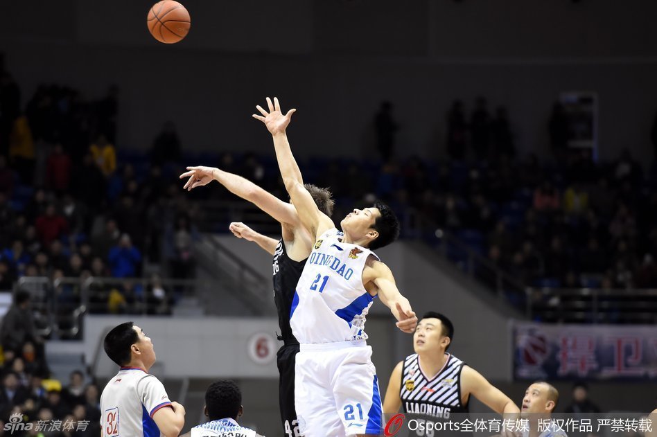 杨鸣冷静观察防守，单手运球掌控全局，队友快速跑位寻找战机