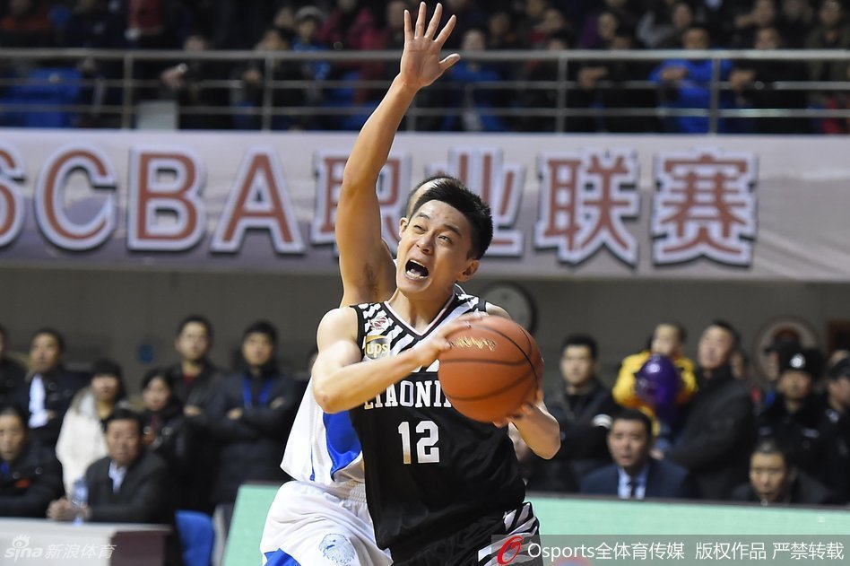 双方内线球员篮下激烈争抢球权，肌肉碰撞声响彻球馆，谁也不肯退让半步