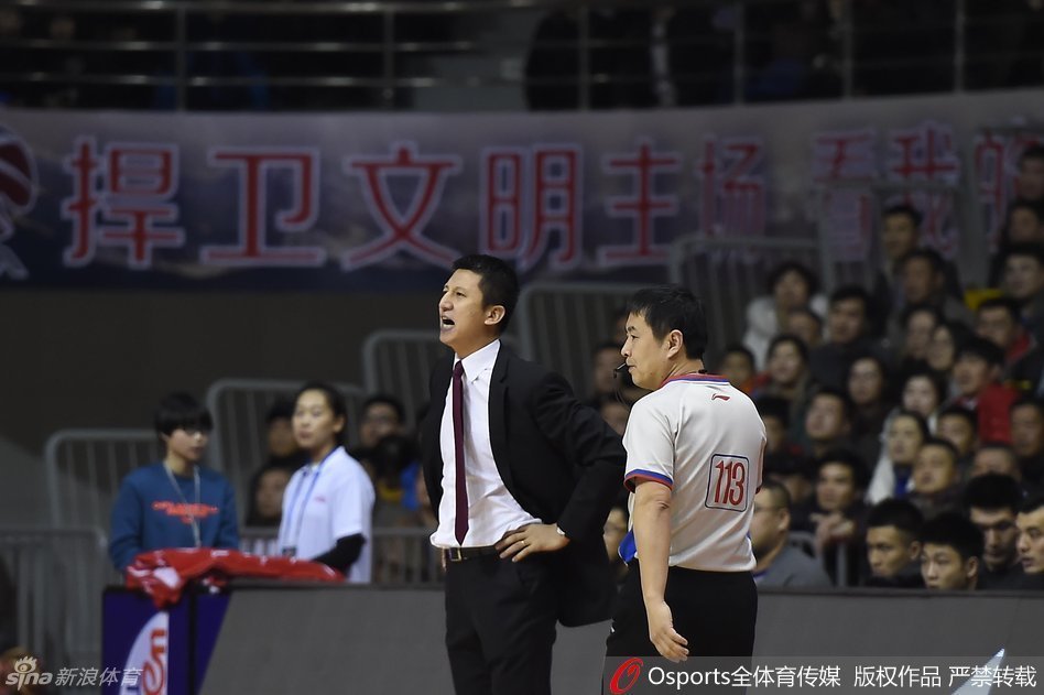 韩德君空中对抗中柔和抛射，皮球划出美妙弧线空心入网，防守者望尘莫及